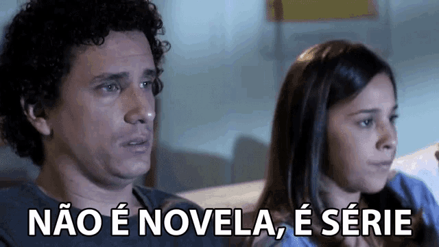 a man and a girl are sitting on a couch watching tv with the caption nao e novela e serie