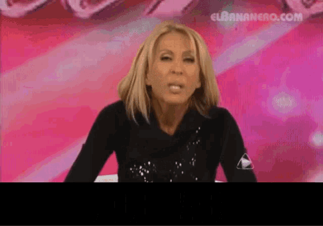 a woman in a black shirt is standing in front of a pink background with elbananero.com written on it
