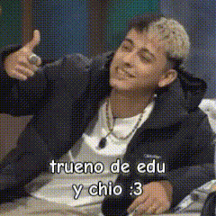 a man is sitting at a table giving a thumbs up and says trueno de edu y chio : 3 .