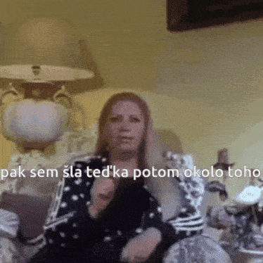 a woman sitting on a couch with the words pak sem sla ted ka potom okolo toho written below her