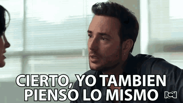 a man talking to a woman with the words cierto yo tambien pienso lo mismo on the bottom