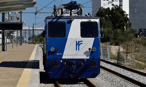 a blue and white train with the letter f on the side