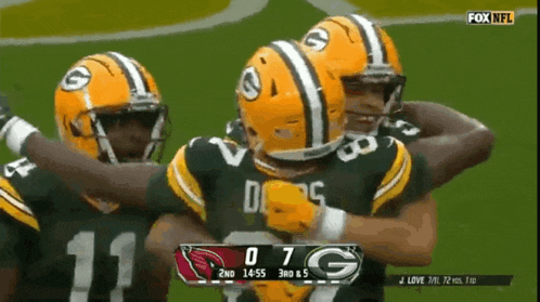 the green bay packers are playing the arizona cardinals in a football game