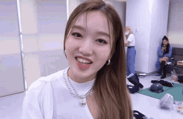 Loona Gowon GIF - Loona Gowon Finger Heart GIFs