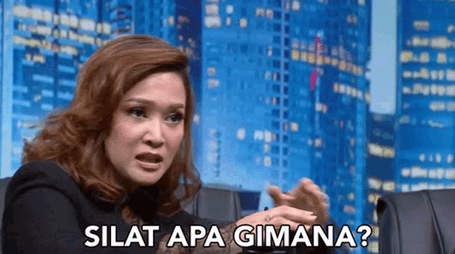 a woman is sitting in front of a city skyline and says silat apa gimana