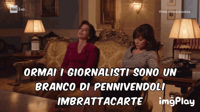 two women sitting on a couch with the words " ormai i giornalisti sono un branco di pennivendoli imbrattaccate "