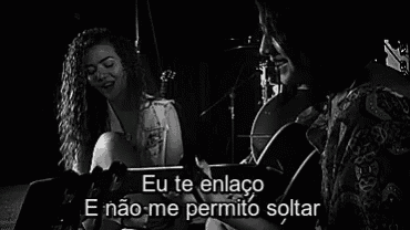a black and white photo of two women with the words eu te enlaco e não me permitio soltar