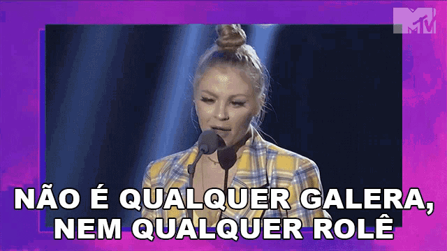 a woman speaking into a microphone with the words " não e qualquer galera nem qualquer role "