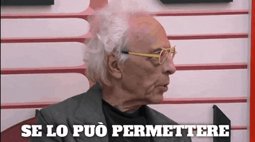 an older man wearing glasses and a suit says se lo puo permettere