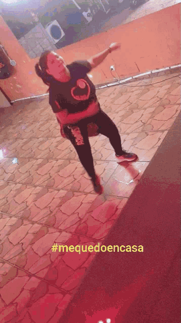 a woman standing on a tiled floor with the hashtag #mequedoencasa on the bottom