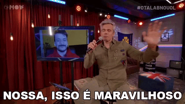 a man singing into a microphone with the words nossa isso e maravilhoso written below him