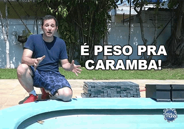 a man squatting on the edge of a pool with the words e peso pra caramba behind him