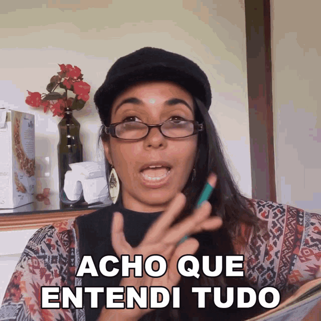 a woman wearing glasses and a black hat says acho que entendi tudo