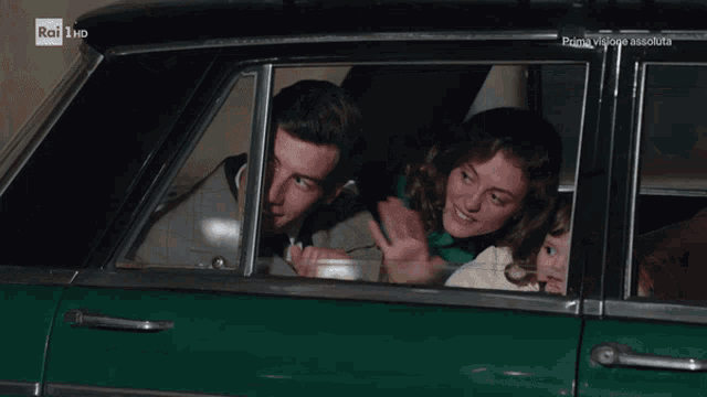 a tv screen shows a family in a car with rai hd written on the bottom