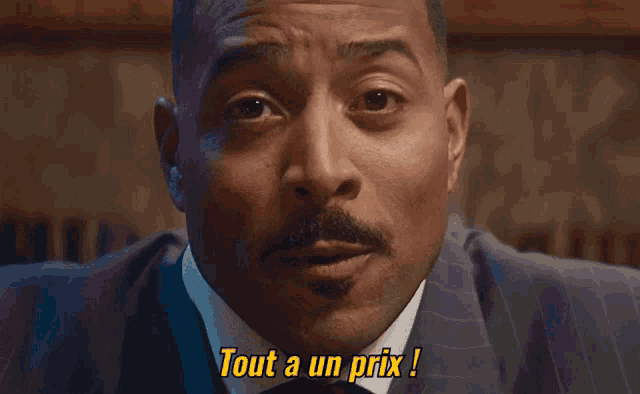 a man in a suit and tie says " tout a un prix "
