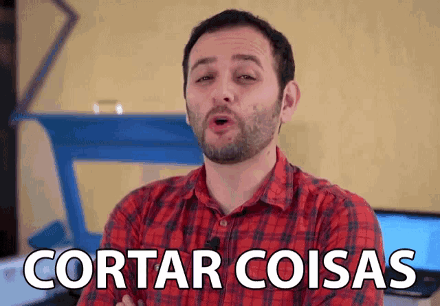a man wearing a red plaid shirt says cortar coisas