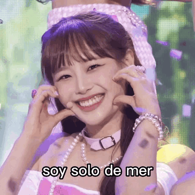 a woman is smiling with the words soy solo de mer written on her face