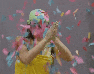 a woman with sticky notes on her head stands in front of a sign that says ' kitrinh omada '