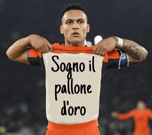 a soccer player has a shirt that says sogno il pallone d' oro on it