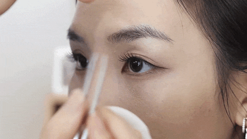 Applying False Eyelashes Tina Yong GIF - Applying False Eyelashes Tina Yong Applying Makeup GIFs