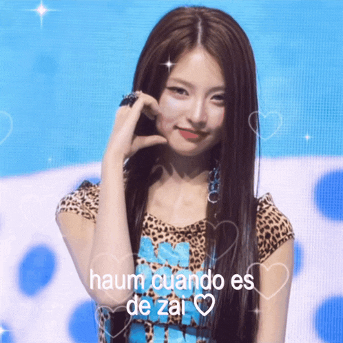 a woman in a leopard print top with the words " haum cuando es de zal " written on it