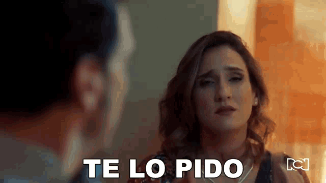 a woman says te lo pido in front of a man .