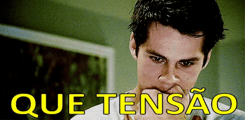 a man is biting his nails and the words que tensao are written above him