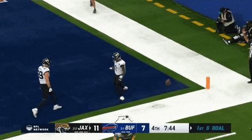 a football game between the jaguars and buffalo bills