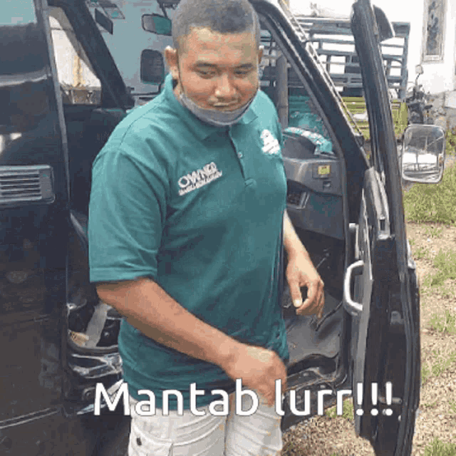 a man wearing a green shirt that says mantab lurr !!!