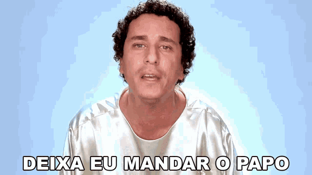 a man with curly hair is wearing a white shirt with the words deixa eu mandar o papo below him
