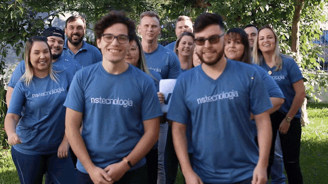 a group of people wearing blue shirts with the word nstecnologia on them