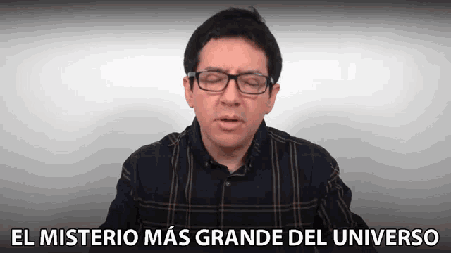 a man wearing glasses says el misterio mas grande del universo in spanish
