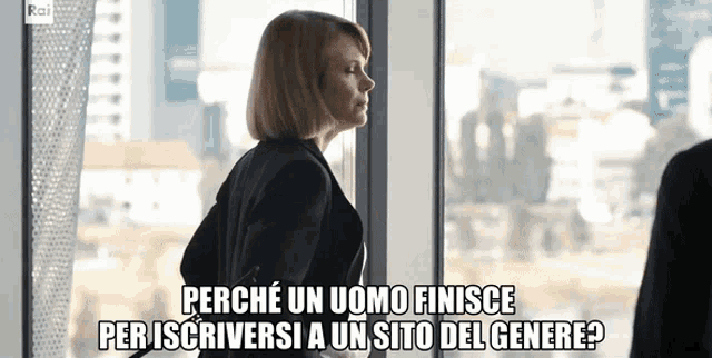 a woman standing in front of a window with the words perche un uomo finisce