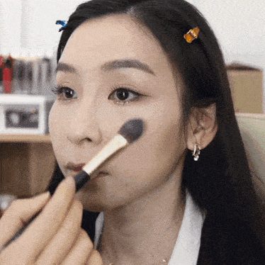 Applying Makeup Tina Yong GIF - Applying Makeup Tina Yong Putting Makeup GIFs