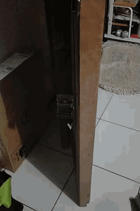 a cardboard box with a label that says ' lg ' on it