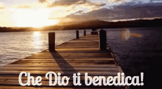 a picture of a dock with che dio ti benedica written on it