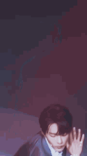 a blurry picture of a man in a suit and tie