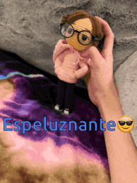 a person is holding a doll with glasses and the words espeluznante on the bottom