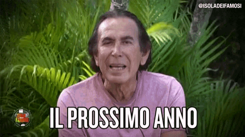 a man in a pink shirt says il prossimo anno in front of a jungle background