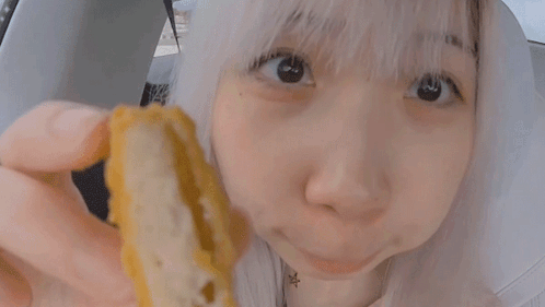 Eating Chicken Nuggets Xiao Hoang GIF - Eating Chicken Nuggets Xiao Hoang Xiaorishu GIFs