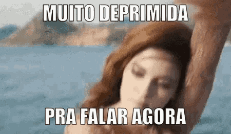 a woman is standing in front of a body of water with the words muito deprimida pra falar agora below her