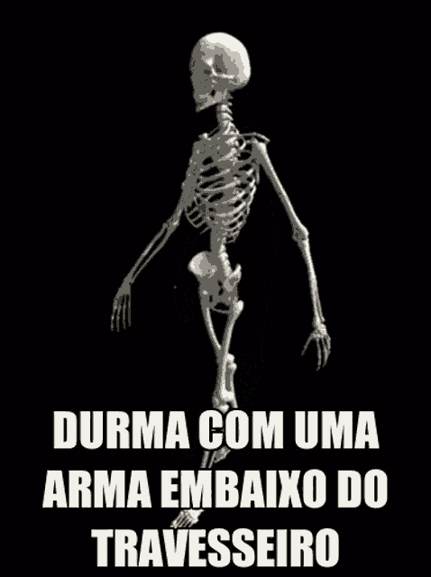 a skeleton with red eyes and the words durma com uma arma embaixo do travesseiro