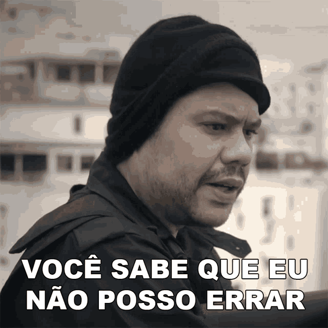 a man wearing a black hat with the words você sabe que eu não posso errar above him