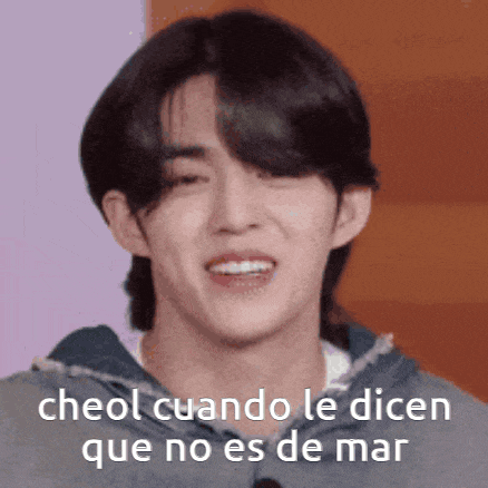 a close up of a man 's face with a caption that says cheol cuando le dicen que no es de mar