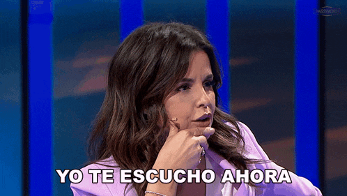 a woman says yo te escucho ahora while holding her hand to her face