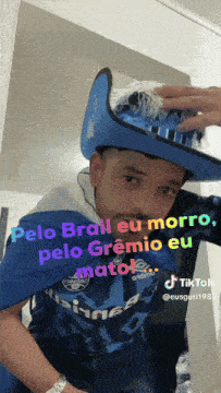 a man wearing a cowboy hat and a shirt that says ' pelo bral eu morro '