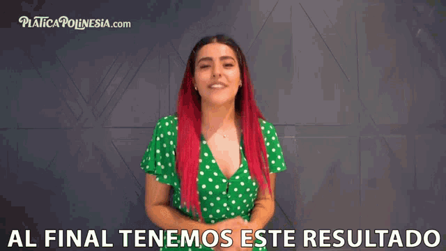 a woman in a green and white polka dot dress says " al final tenemos este resultado " in spanish