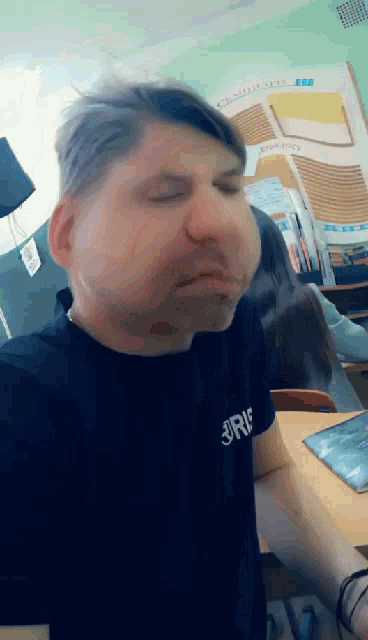 a man wearing a black shirt with the word frie on the front
