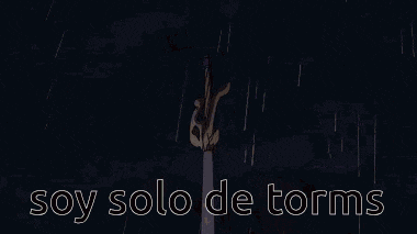 a woman with purple hair is holding a knife and the words soy solo de torments are above her