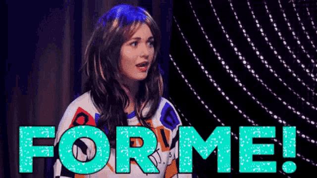 a woman in a wig is standing in front of a sign that says `` forme ! ''